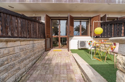 Arenella Apartment | Apartment 'Pathos Retreat Mandorlo' with Shared Pool, Wi-Fi and Air Conditioning
