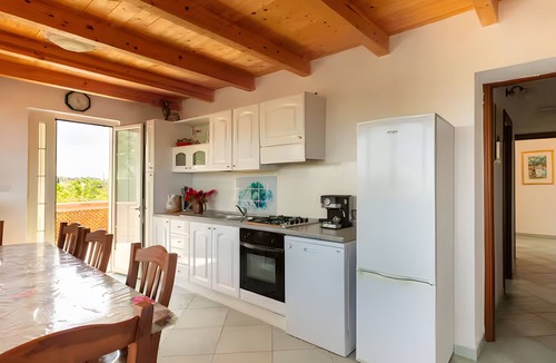 Brindisi Apartment | Apartment 'Rosa Dei Venti' with Shared Pool, Wi-Fi and Air Conditioning