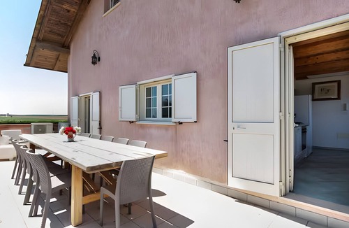 Brindisi Apartment | Apartment 'Rosa Dei Venti' with Shared Pool, Wi-Fi and Air Conditioning