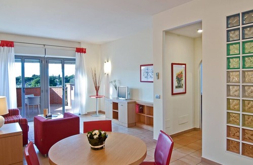 Zona XXX Castel Fusano Apartment | Apartment spacious Long Stay Rome Area I Triangoli with garden in the backyard