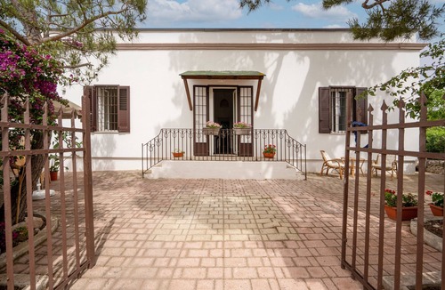 Monopoli Apartment | Apartment 'Stella' with Shared Garden, Wi-Fi and Air Conditioning