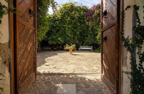 Porticalazzo Apartment | Apartment 'Tenuta Donna Vittoria Grande' with Mountain View, Wi-Fi and Air Conditioning