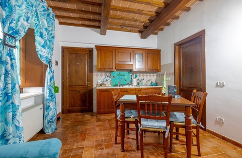 Catabbio Apartment | Apartment 'Tiffany' with Shared Pool and Garden
