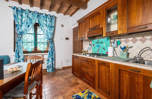 Catabbio Apartment | Apartment 'Tiffany' with Shared Pool and Garden