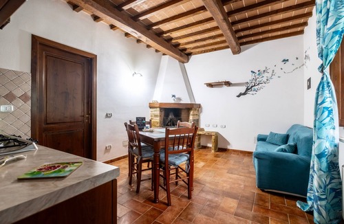 Catabbio Apartment | Apartment 'Tiffany' with Shared Pool and Garden