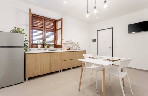 Palermo Apartment | Apartment 'Travel Rooms-Superior Con Terrazza' with Mountain View, Wi-Fi and Air Conditioning
