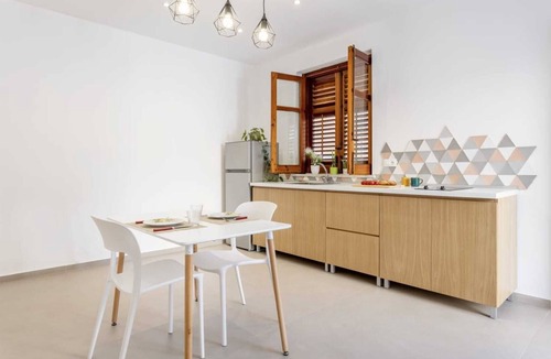 Palermo Apartment | Apartment 'Travel Rooms-Superior Con Terrazza' with Mountain View, Wi-Fi and Air Conditioning
