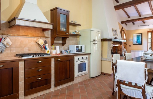 Torrita di Siena Apartment | Apartment 'Villa Rosa' with Mountain View and Balcony