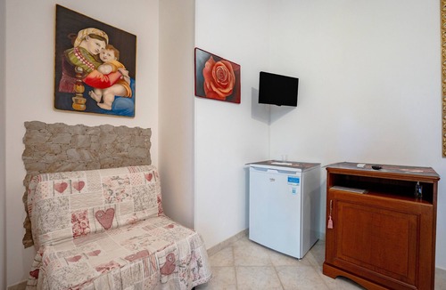 L'Assunta Apartment | Apartment 'Villa Tonia - Stanza Rosa' with Private Terrace, Wi-Fi and Air Conditioning