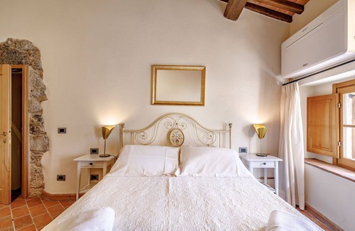 Monteriggioni House | Apartment with A/C, WIFI, private pool, sauna, hot tub, TV, patio, panoramic view, close to Siena