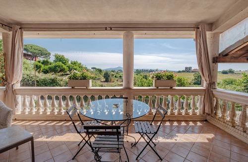 Padua House | Apartment with balcony in the Roman countryside