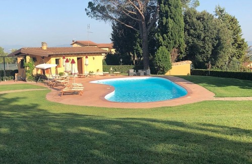 Sacrofano Apartment | Apartment with garden in Villa with swimming pool
