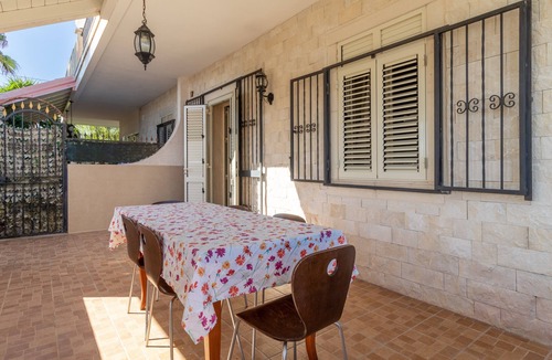 Pozzallo Apartment | Apartment with Garden and Pool View, Private Veranda