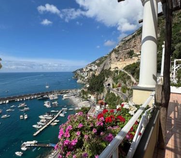 Amalfi Apartment | Apartments Amalfi Design Sea View accessible by 250 steps