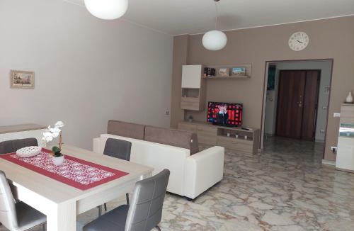 Quartiere XXXIII Lido di Ostia Ponente Apartment | Appartamento centrale