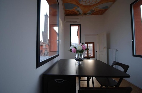 L'antico Ghetto Ebraico Apartment | Appartamento con Altana Panoramica a 2 min dalle Due Torri