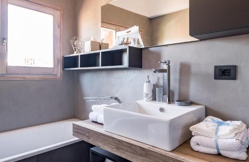 L'antico Ghetto Ebraico Apartment | Appartamento con Altana Panoramica a 2 min dalle Due Torri
