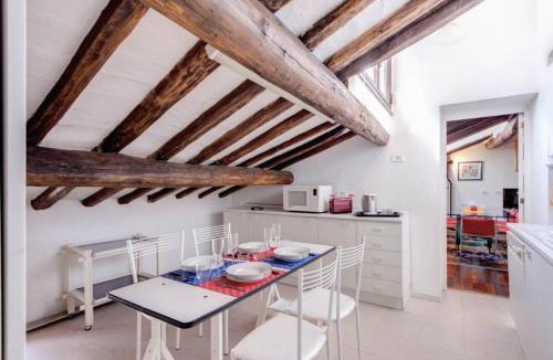 Rione III Colonna Apartment | Appartamento Piazza del parlamento 3