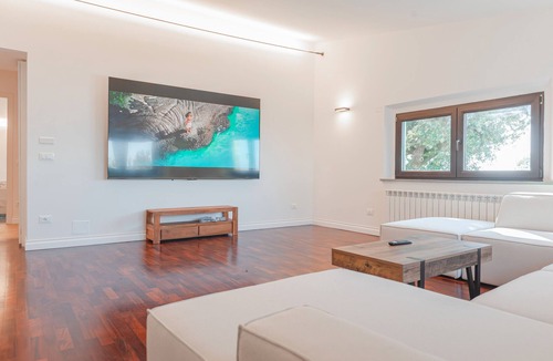 Corciano Apartment | Appartamento 'Vista Lago' with Lake View, Private Garden and Wi-Fi