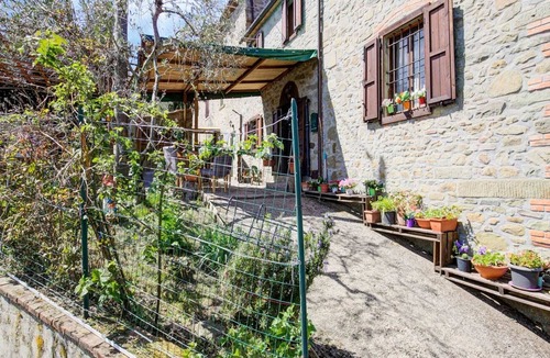 Macchino House | Appealing holiday home in Marliana (PT) with roofed terrace