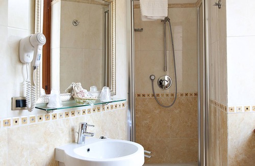Tuscolano Hotel | Arco di Travertino