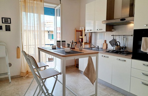 Scauri Apartment | Aria di mare a due passi dalla spiaggia, con parcheggio