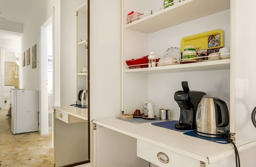 Noicattaro Apartment | 'Art Vintage-French Double' Room with Balcony, Wi-Fi & Air Conditioning