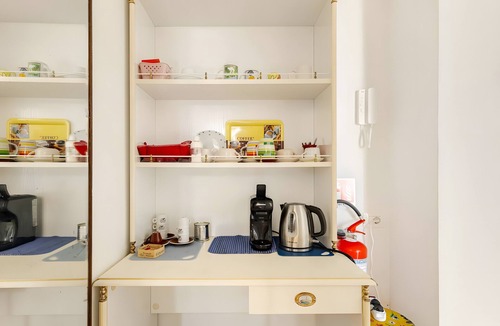Noicattaro Apartment | 'Art Vintage-French Double' Room with Balcony, Wi-Fi & Air Conditioning