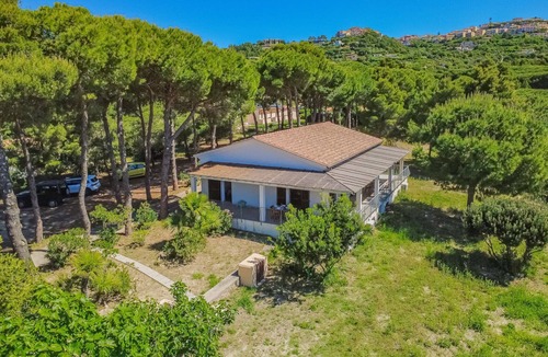 Madonna delle Grazie Villa | Artistic villa just a short walk from the sea.