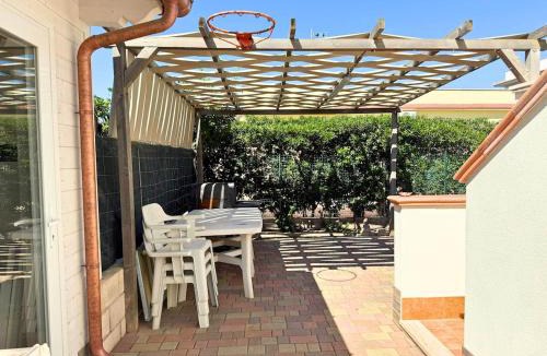 Focene Apartment | Azure Oasis with parking near the airport & beach