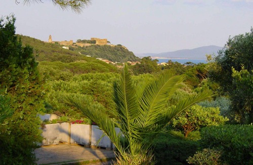 Castiglione della Pescaia House | Beautiful apartment in villa for 4 people with WIFI, pool, A/C, TV, terrace and pets allowed