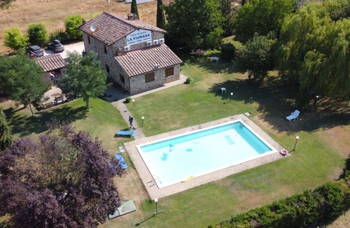 Poggiarello Villa | Beautiful apartment in villa for 4 people with A/C, pool and TV, close to Siena