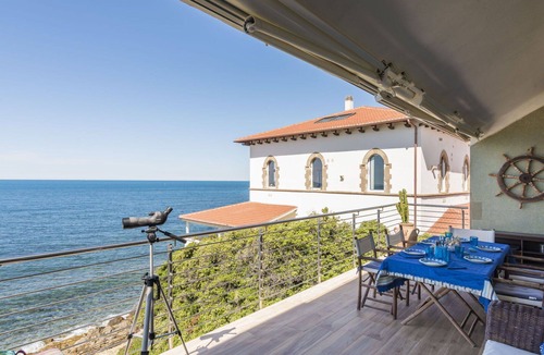 Civitavecchia Apartment | Beautiful apartment for 7 people with WIFI, TV, terrace and pets allowed