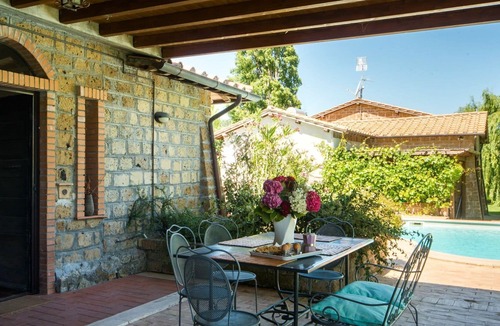 Montefiascone Villa | Beautiful apartment in villa with pool, WIFI, TV, patio, pets allowed, panoramic view and parking