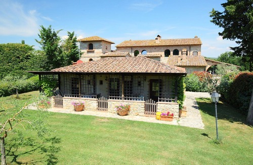 Serre di Rapolano Villa | Beautiful apartment in villa for 2 guests with pool, WIFI, A/C, TV and parking