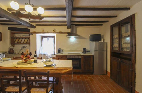 Pieve di Chio Apartment | Beautiful apartment for 4 people with pool, WIFI, TV and balcony