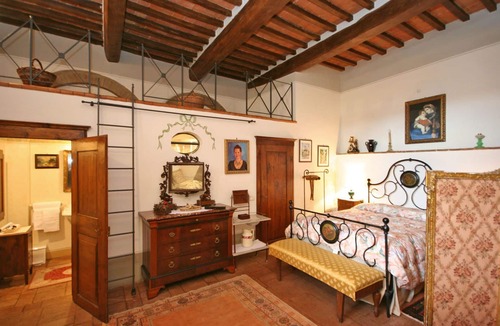 Cortona Old Town Apartment | Beautiful apartment for 3 people with hot tub, WIFI and TV