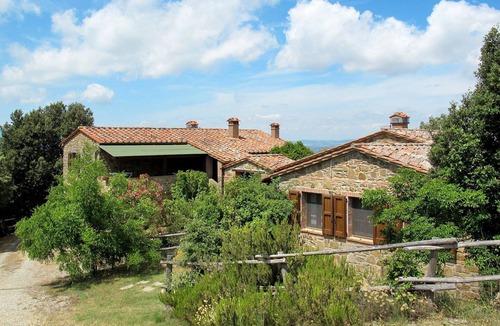Paciano Villa | Beautiful apartment in villa for 6 guests with WIFI, pool, TV, terrace and pets allowed