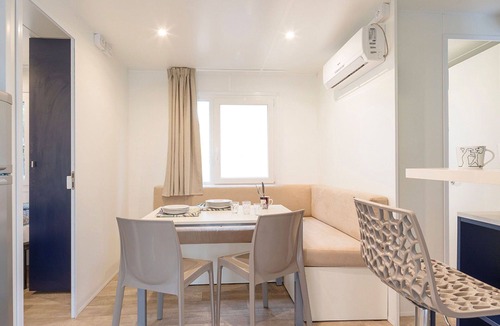 Zona XXXIV Casal Palocco House | Beautiful apartment in villa for 6 guests with pool, WIFI, A/C, TV and terrace