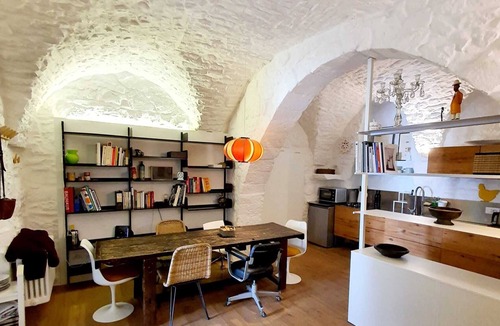 Old Town Cisternino Apartment | Beautiful Garden Apartment in Cisternino