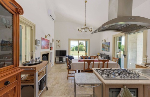 Saturnia Villa | Beautiful private villa for 5 guests with hot tub, A/C, WIFI, TV, patio and pets allowed