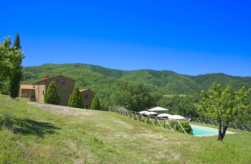 Pieve di Chio Villa | Beautiful private villa for 16 people with private pool, WIFI, TV and pets allowed