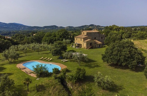 Sorano House | Beautiful private villa for 20 people with WIFI, private pool, patio and pets allowed