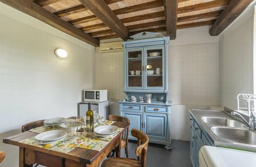 Agello Bed & Breakfast | Beautiful room for 10 people with A/C, WIFI, pool, TV, veranda and pets allowed, close to Perugia