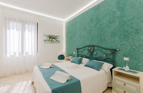 San Vito Lo Capo Bed & Breakfast | Bed and Breakfast 'Le Ortensie Verde' with Shared Terrace, Wi-Fi and Air Conditioning