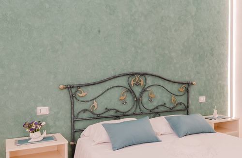 San Vito Lo Capo Bed & Breakfast | Bed and Breakfast 'Le Ortensie Verde' with Shared Terrace, Wi-Fi and Air Conditioning