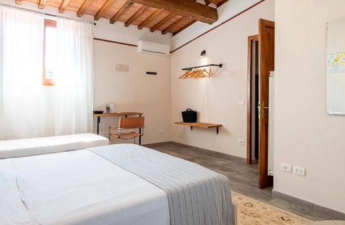 San Pietro a Cegliolo Bed & Breakfast | Bed and Breakfast 'Camera 4' with Shared Terrace, Wi-Fi and Air Conditioning