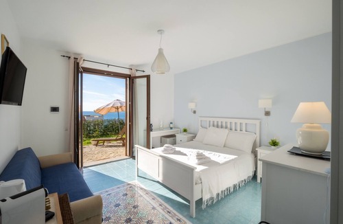 Santa Caterina Bed & Breakfast | Bed and Breakfast 'Cala D'Aspide - Camera Vista Mare' with Sea View, Wi-Fi and Air Conditioning