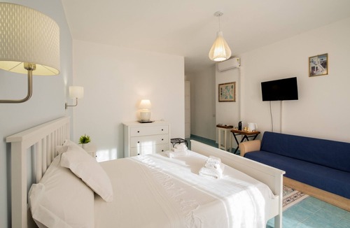 Santa Caterina Bed & Breakfast | Bed and Breakfast 'Cala D'Aspide - Camera Vista Mare' with Sea View, Wi-Fi and Air Conditioning