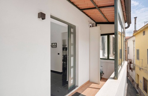 Mercato San Severino Apartment | Black and White Room with Jacuzzi